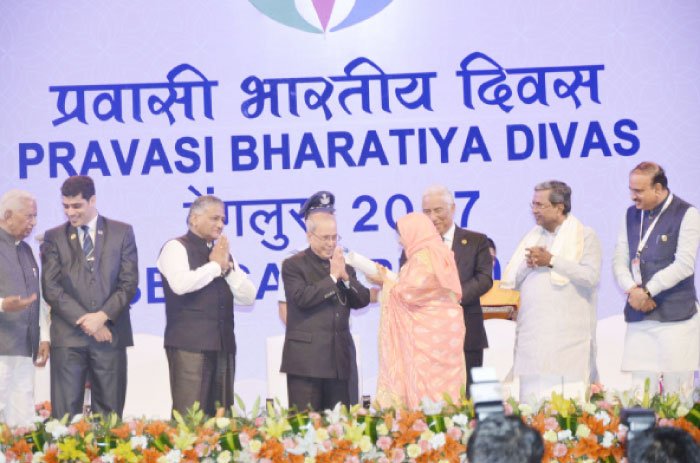 Zeenat Jafri receiving the Pravasi Bhartiya Samman from President Pranab Mukherjee in Bengaluru.