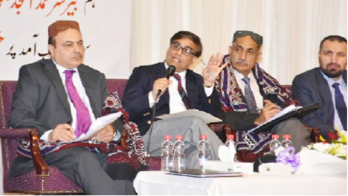 OPF Chairman Amjad Malik speaks to members of the Pakistani community in Riyadh.