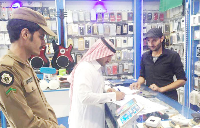 Inspection tours found that 3,081 shops in the Eastern Province, 2,442 shops in the Makkah region and 1,957 shops in the Riyadh region have fulfilled Saudization conditions.