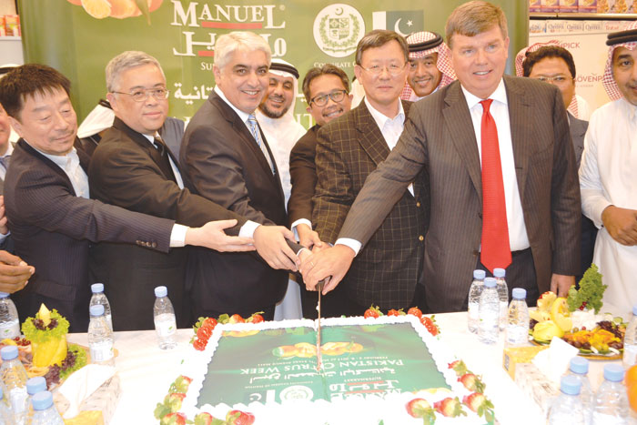 Pakistan Consul General Shehryar Akber, Mazen Baterjee and Consul Generals for US, France, Philippines, South Korea,  Abdulelah Al Darwish, chairman, and Khalid Al Darwish CEO of Manuel Supermarket, jointly cut the  cake during the inaugural of ‘Pakistani Kinnow’ week