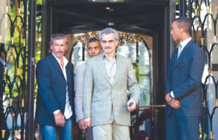 ‹Paris›s Four Seasons Hotel George V is the best and most prestigious in the world›, says Prince Alwaleed (middle in photo)