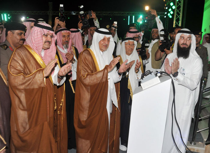 Makkah emir launches model community center in Jeddah