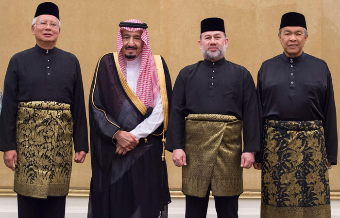 Custodian of the Two Holy Mosques King Salman along with Malaysian King Muhammad V and Prime Minister Najib Razak during a dinner banquet at the Royal Palace in Kuala Lumpur on Sunday. -- SPA