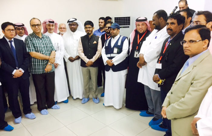 Indian Consul General Mohammed Noor Rahman Sheikh poses for a group photo with the Ministry of Health officials, consuls, and Indian Pilgrims Welfare Forum officials during the inaugural ceremony of the blood donation camp on Friday. — SG photo