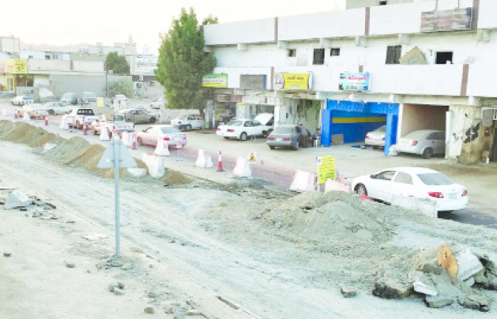 The incomplete service road below the Sharaie bridge in Makkah. — Okaz photo