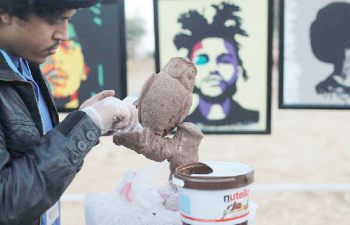 Mshari Alawdan shaping the Nutella chocolate into a figurine.