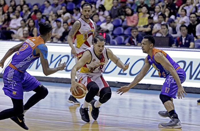 San Miguel Beer's Marcio Lassiter slips through TNT's Matt Ganuelas-Rosser (L) and Jayson Castro as teammate Chris Ross looks on in Game 1 of their best-of-7 PBA Philippine Cup semifinal series at the Smart-Araneta Coliseum Wednesday night.