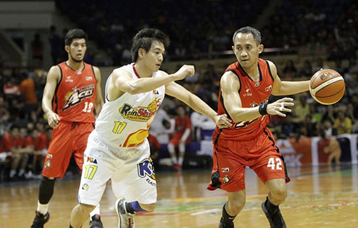 Alaska's Jvee Casio (R) protects the ball as Rain or Shine's Chris Tiu (C) defends while Alaska's Jaypee Mendoza looks on during their PBA Philippine Cup match at the Cuneta Astrodome Wednesday night.