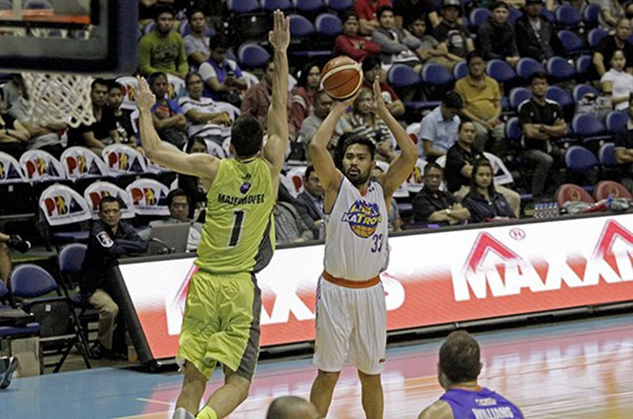 TNT's Ranidel de Ocampo fires a shot off GlobalPort's Rico Maierhofer in their PBA Philippine Cup quarterfinals match on Monday night at the Smart-Araneta Coliseum. — SG photo