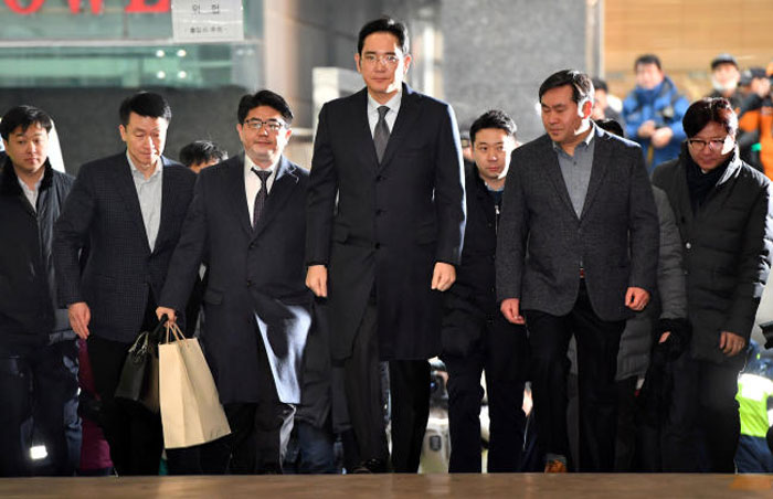 Lee Jae-yong, center, vice chairman of Samsung Electronics, arrives to be questioned as a suspect in a corruption scandal that led to the impeachment of President Park Geun-Hye, at the office of the independent counsel in Seoul on Monday. — Reuters