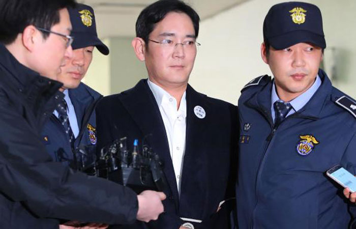 Samsung Group’s heir-apparent Lee Jae-Yong, center, arrives for questioning at the office of a special prosecutor investigating a corruption scandal in Seoul on Saturday. — AFP