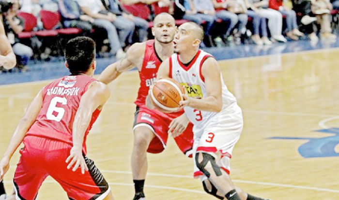 Star›s Paul Lee finds an opening in the Ginebra defense of Scottie Thompson (L) and Sol Mercado in Game 2 of their PBA Philippine Cup best-of-7 semifinal series at the Mall of Asia Saturday night.