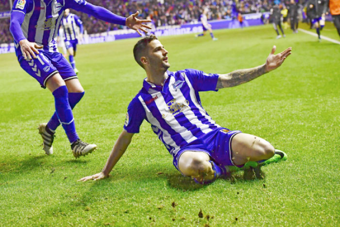 Alaves’s Edgar Mendez (R) celebrates his goal against Celta during their Spanish Copa del Rey semifinal second leg match at Mendizorroza Stadium in Vitoria, northern Spain, Wednesday. — AP