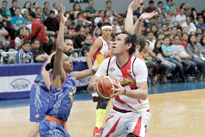 San Miguel Beer’s June Mar Fajardo finds himself guarded by a much lighter defender in TNT’s Matt Ganuelas-Rosser  in Game 7 of their PBA Philippine Cup semifinals at the Mall of Asia Arena on Monday night. — SG photo