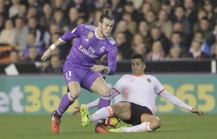 Real Madrid's Gareth Bale (L) and Valencia's Joao Cancelo in action. — Reuters