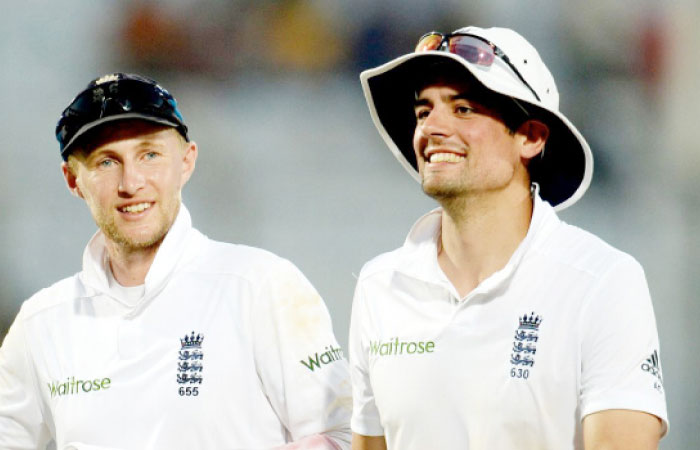 Joe Root (L) and Alastair Cook