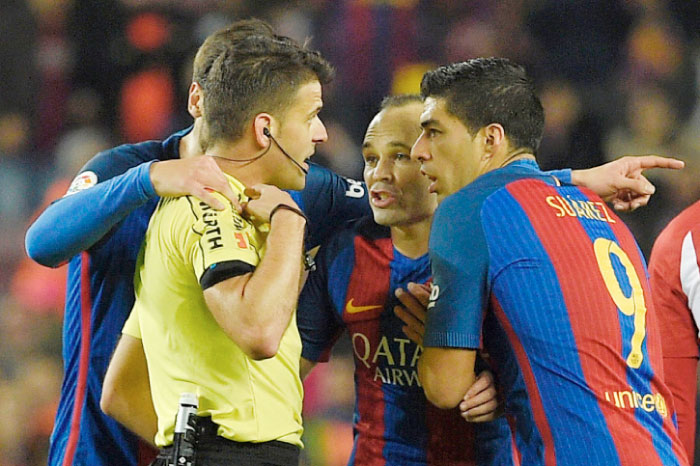 Barcelona’s forward Luis Suarez (R) argues with referee after being shown the red card during the Spanish Copa del Rey (King’s Cup) semifinal match against Atletico de Madrid at the Camp Nou Stadium in Barcelona Tuesday. — AFP