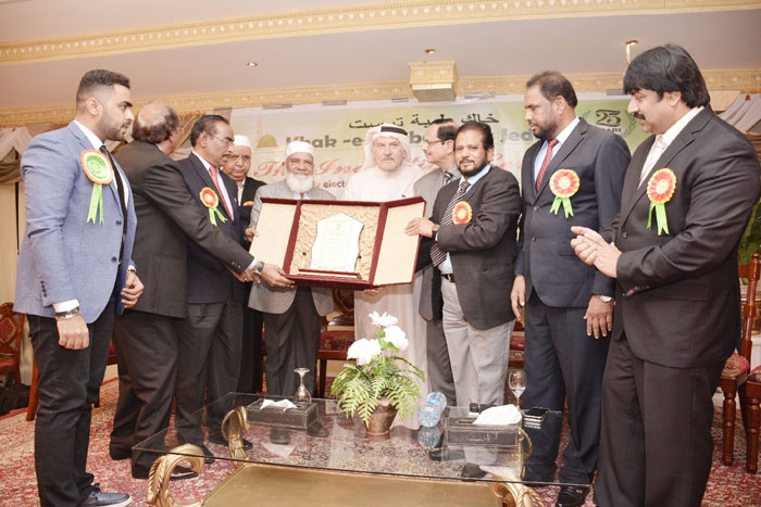 A plaque of appreciation given to former KTT president  Ahmed Abdul Hakeem by KTT Trustees, Khaled Almaeena and Dr. Karimuddin.