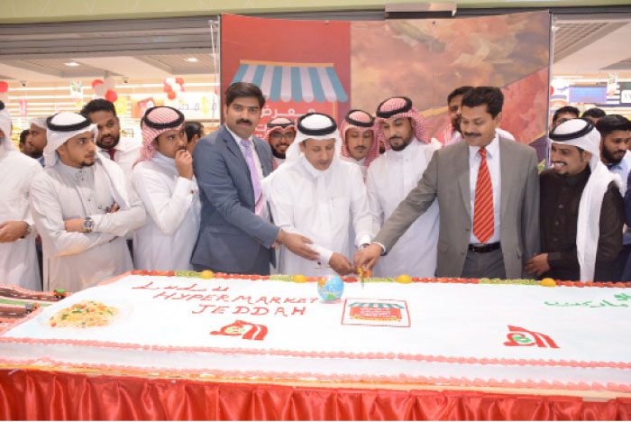 LuLu management cutting the 50-meter length cake at LuLu Hypermarket, Jeddah during the inauguration of the food fest. — Courtesy photo