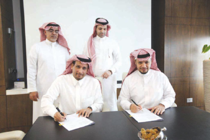 Eng. Ismail Alghamdi (right) and Eng. Sami Alowedi sign the agreement