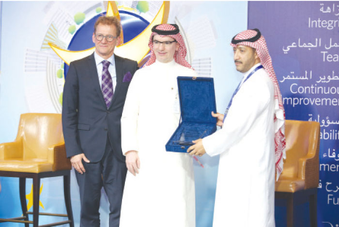 Dr. Abdulkareem Alsuwaida (right), DaVita’s Chief Medical Officer for Saudi Arabia, gives honor to an advocate of the summit,  during the event