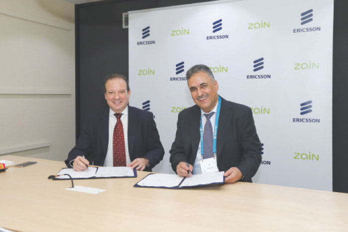 Peter Kaliaropoulos (left), CEO of Zain Saudi Arabia, and Ali Eid, Head of Ericsson Kingdom of Saudi Arabia, Jordan and Palestine, sign the deal on the sidelines  of Mobile World Congress 2017, held in Barcelona