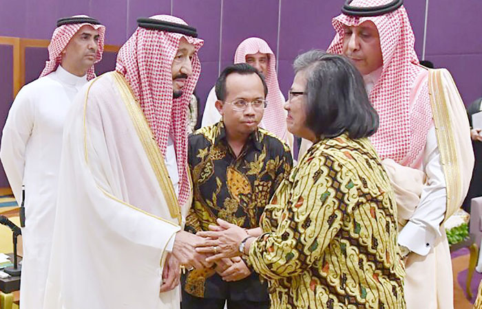 Custodian of the Two Holy Mosques King Salman shakes hand with Protestant representative Henriette Hutabarat during a meeting with Indonesian religious representatives in Jakarta, Friday. — AFP