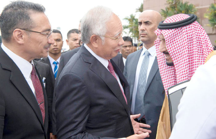 Custodian of the Two Holy Mosques King Salman being seen off at Kuala Lumpur International Airport by Malaysian Prime Minister Najib Razak, Defense Minister Hishammuddin Hussein, Minister of Foreign Affairs Anifah Aman, a number of Malaysian officials and Saudi Ambassador to Malaysia Fahd Bin Abdullah Al-Rasheed. — SPA