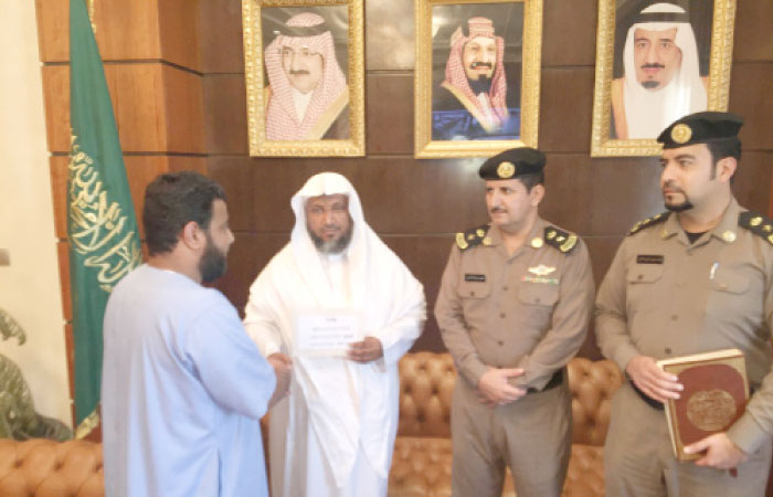 The Saudi inmate of Dhahban prison in Jeddah being recognized for his efforts to write all chapters of the Holy Qura’n by hand in just four months.