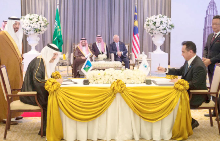 Custodian of the Two Holy Mosques King Salman and Malaysian Prime Minister Najib Razak oversee the signing of an agreement between Saudi Aramco and Petronas. The agreement was signed by Amin H. Nasser, President and CEO of Saudi Aramco, and Datuk Wan Zulkiflee Wan Ariffin, President & Group CEO of Petronas. Khalid Al-Falih, Saudi Arabia’s Minister of Energy, Industry & Mineral Resources, and Chairman of the Board of Directors of Saudi Aramco can also be seen in the photo. — SPA