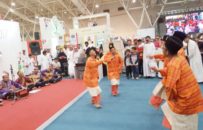 Malaysian boy band wows book fair visitors