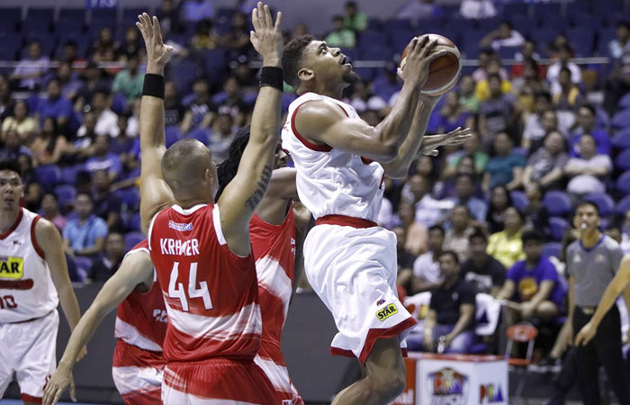 Star import Tony Mitchell slips past three Phoenix defenders for an easy twinner in Wednesday night's PBA Commissioner's Cup game at the Smart-Araneta Coliseum.