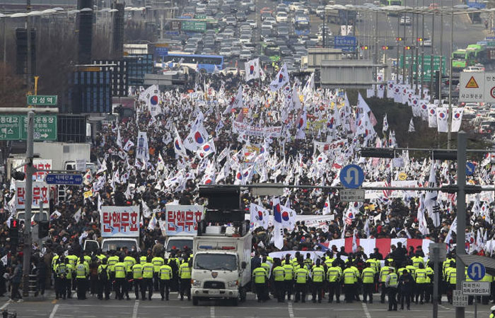 Supporters of impeached President Park Geun-hye stage a rally to oppose her impeachment in Seoul in this Jan. 7, 2017 file photo. — AP