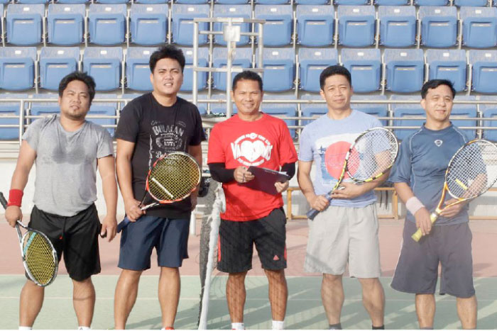 (From L) Waymour Carmelotes, Marlon Pagsanjan (Team HT), Mario Betorio (umpire), Fred Masangkay and Boy Isuga (Team CC) pose before the Category B1/B2 doubles match.