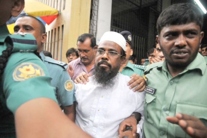 Bangladeshi Harkat-ul Jihad Al Islami (HUJI) leader Mufti Abdul Hannan, center, is flanked by police officers after a court appearance in Dhaka in this June 23, 2014 file photo. — AFP