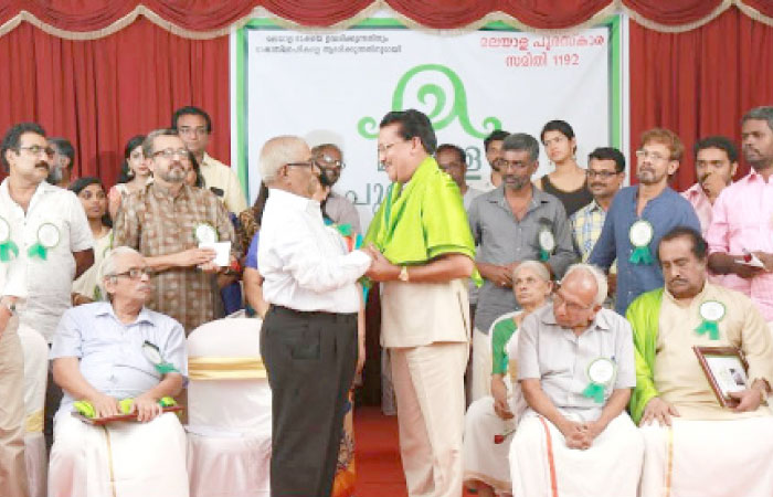 V.K. Abdul Aziz is being honored by Justice K. Sukumaran. — Courtesy photo