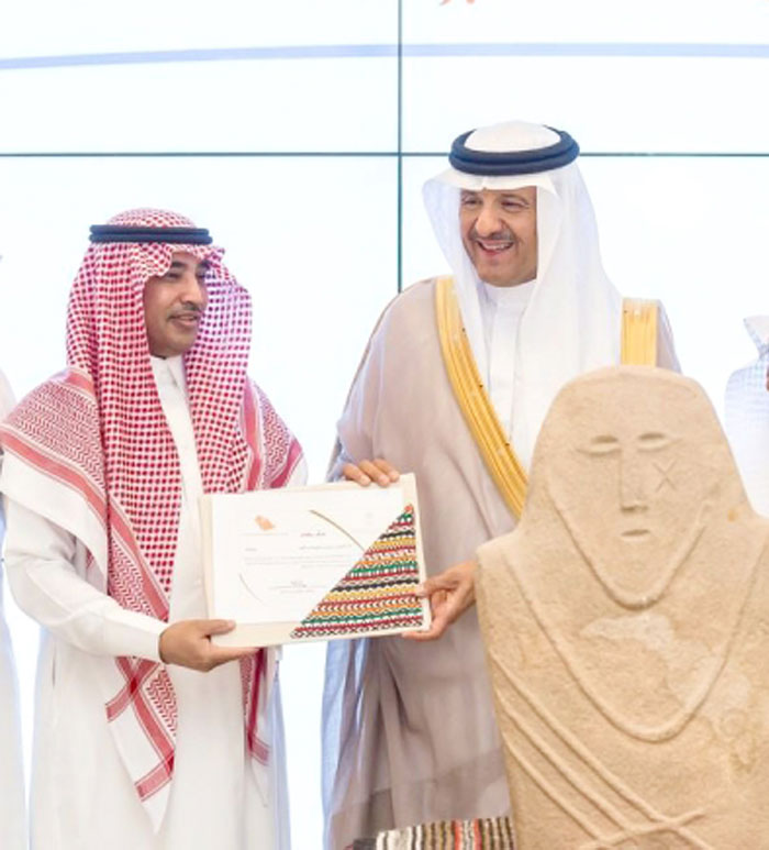 Prince Sultan receives 6,000-year-old artifact
