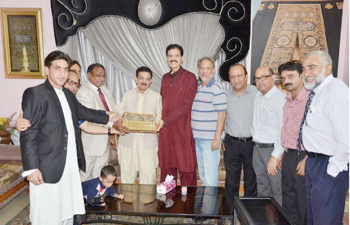 Rana Jawaid prominent personality and social activist in Jeddah hosted welcome dinner in honor of Arshad Munir Press Consular, Pakistan Consulate General, at his residence. Rana presented a memento along with members Pakistan Journalist forum (PJF) and others. — Courtesy photo