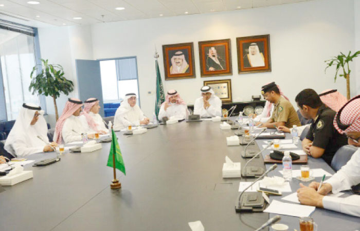 Representatives of 10 government bodies discuss ways to overcome the issue of unauthorized hawkers selling vegetables, fruit, food products and other fresh products like meat, at a workshop in Jeddah, Sunday. — Courtesy photo