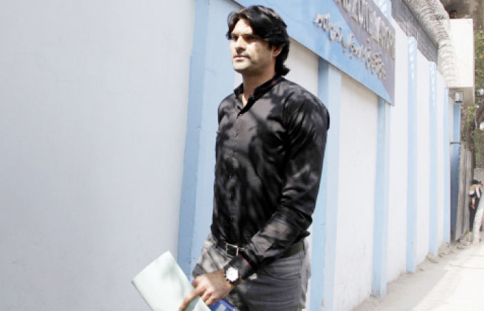 Pakistani provisionally suspended cricketer Mohammad Irfan arrives at the office of Federal Investigation Authority for recording his statements, in Lahore, Monday. — AP