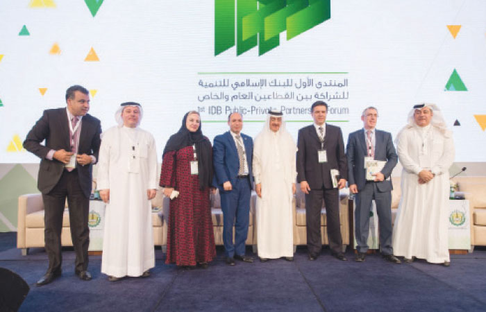 Dr. Bandar Hajjar, president of the Islamic Development Bank Group, along with the participants.