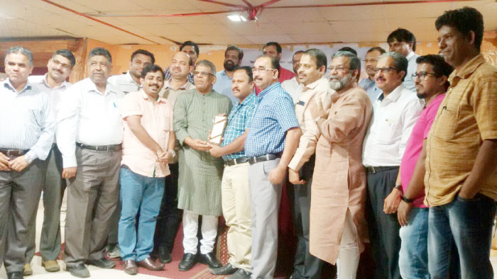 Basheer Thottiyan being presented a memento in the presence of several Keralite community leaders, cultural and literary figures, at a farewell party organized by Grandhappura Jeddah.