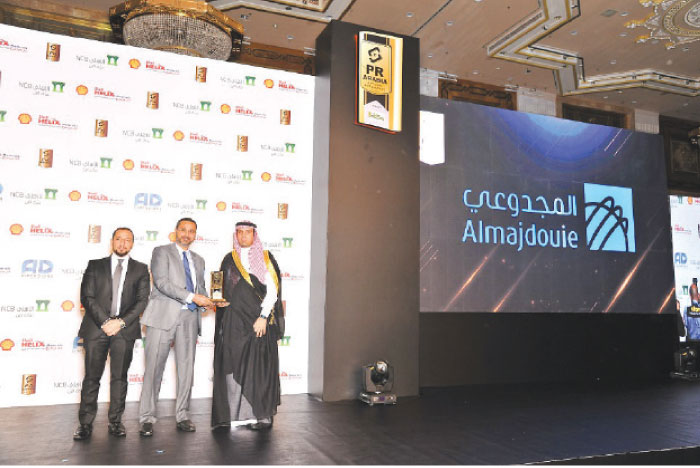 Yousef Almajdouie, CEO of Almajdouie Motors, receives the award from Prince Abdullah Bin Saud