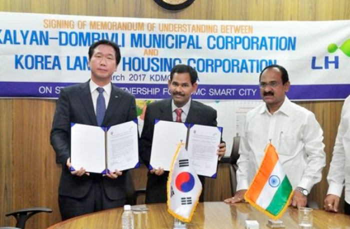 Officials show a memorandum of understanding between LH and the Kalyan-Dombivli Municipal Corporation