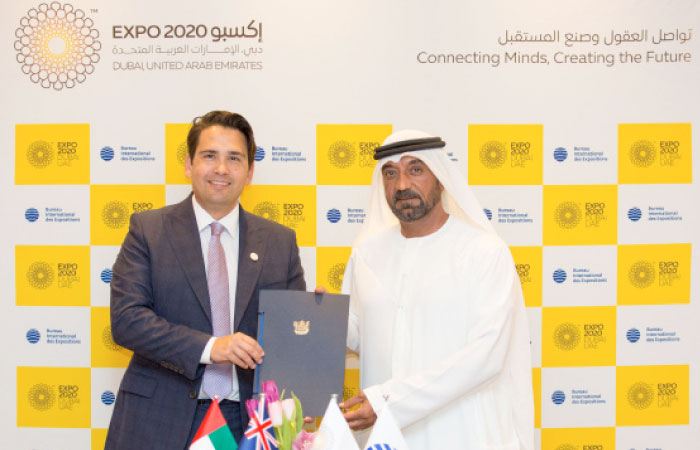 New Zealand Minister for Economic Development  Simon Bridges presents a letter of acceptance from the New Zealand Prime Minister Simon William «Bill» English to Sheikh Ahmed bin Saeed Al Maktoum, Chairman of the Expo 2020 Dubai Higher Committee