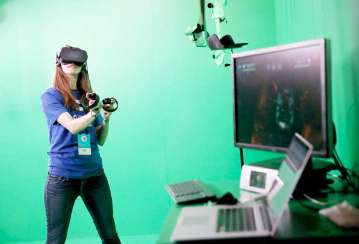 Adriana Ojeda uses an Oculus headset during Facebook’s F8 Developer Conference on Wednesday in San Jose, California. — AFP