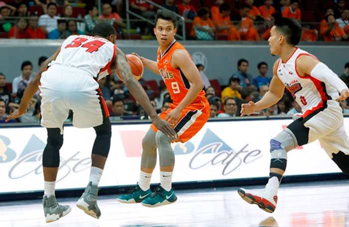 Meralco's Baser Amer gets double-teamed by Alaska import Cory Jefferson (L) and Simon Enciso in their PBA Commissioner's Cup game at the Mall of Asia Arena Saturday night.