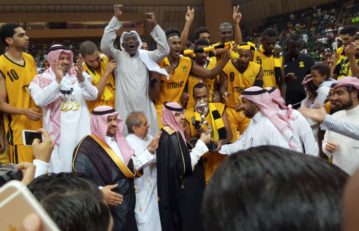 Prince Mohammed Bin Motaab Thinian presents Ittihad with the Federation Cup Trophy.