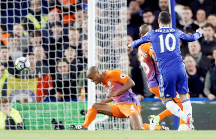 Chelsea’s Eden Hazard (R) scores the opening goal against Manchester City during their English Premier League match at the Stamford Bridge Stadium in London Wednesday. — AP