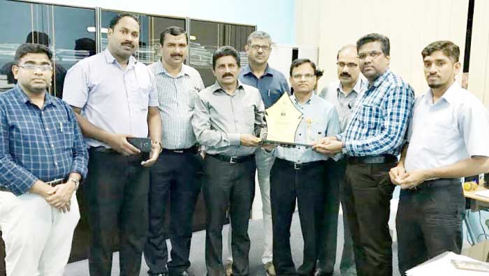 Dr. Irshad Ahmad, consul of Press, Information and Cultural Affairs, being presented a memento of Jeddah Indian Media Forum.